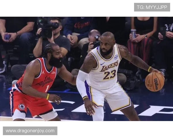 詹姆斯伤退湖人不敌热火 哈登加盟快船迎首场胜利